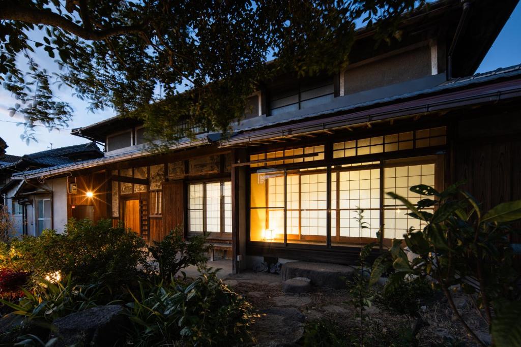 a building with a lot of windows at 藤花楼akagawa 登録文化財 in Osaka