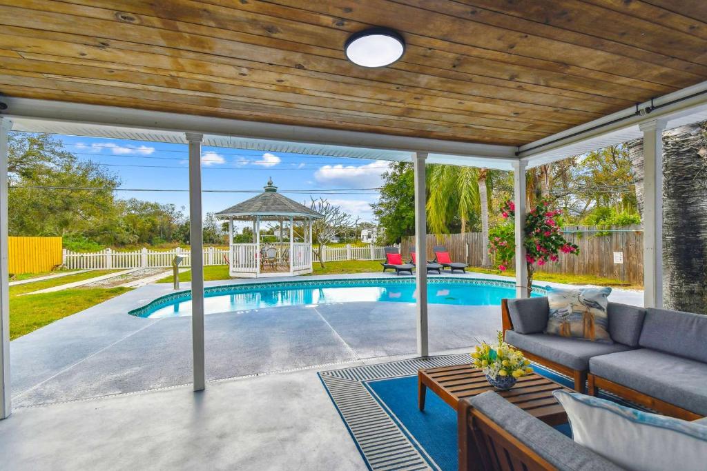 Bazén v ubytování Tropical Dream - Pool - Firepit - Gazebo nebo v jeho okolí