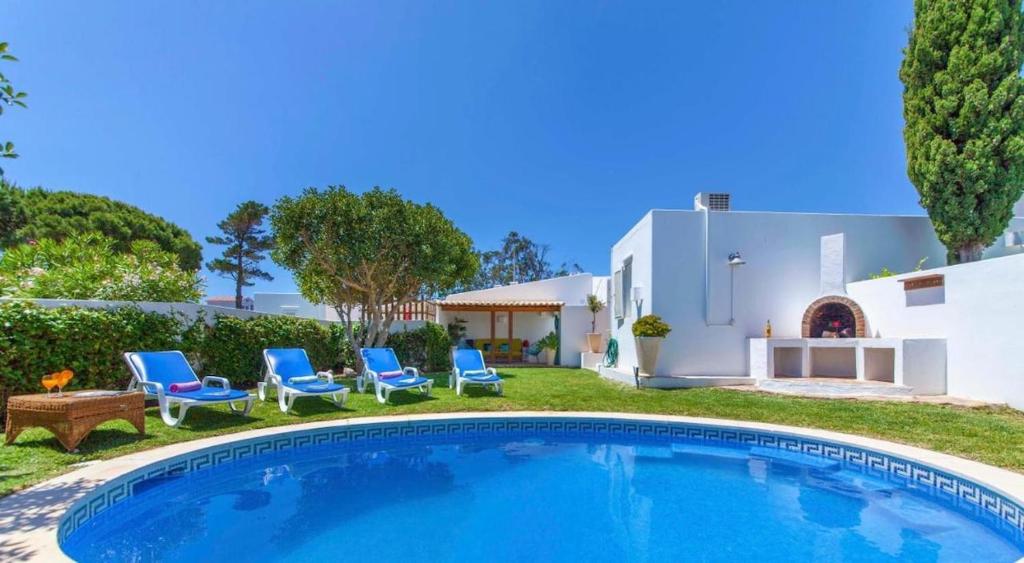 Villa Lori, pool, 5 min drive to beach in Albufeira
