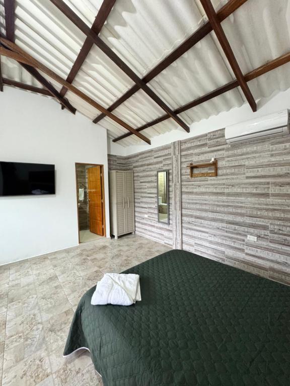 Postel nebo postele na pokoji v ubytování KETHALYA TAYRONA Hostal
