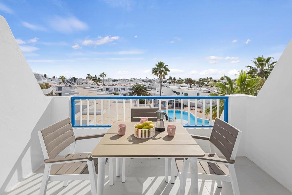 Sea View Terrace, 3 min Beach Pool & Fast WiFi