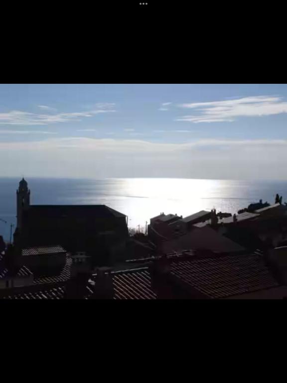 - une vue sur l'océan et le soleil au ciel dans l'établissement appartement coquet dans maison de village, à Cargèse