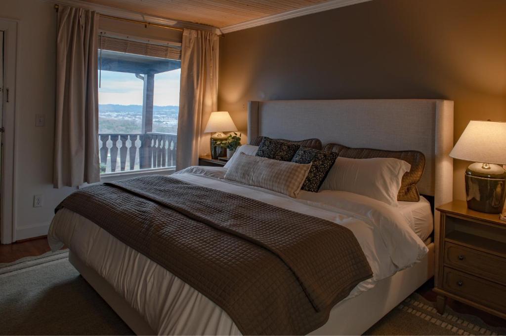 Ένα ή περισσότερα κρεβάτια σε δωμάτιο στο Historic Riverview Inn Eight
