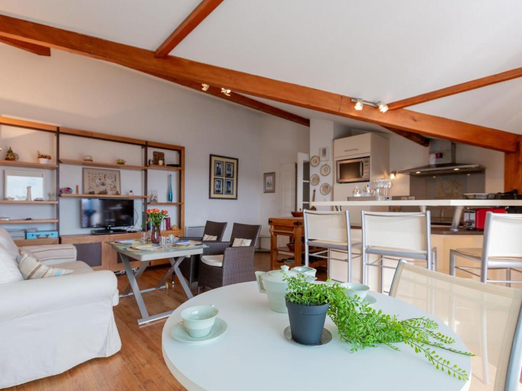 un salon avec un canapé blanc et une table dans l'établissement Apartment Résidence Magellan by Interhome, à Capbreton