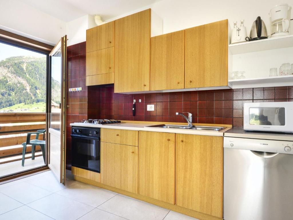 Kuchyň nebo kuchyňský kout v ubytování Apartment El Ladinia-1 by Interhome