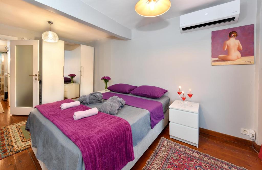 Postel nebo postele na pokoji v ubytování The Maiden Tower From Your Bedroom Romantic View, In Taksim Square