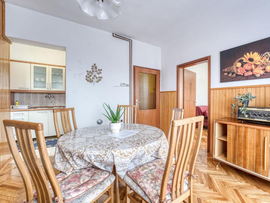 Kuchyň nebo kuchyňský kout v ubytování Apartment Maklen-2 by Interhome