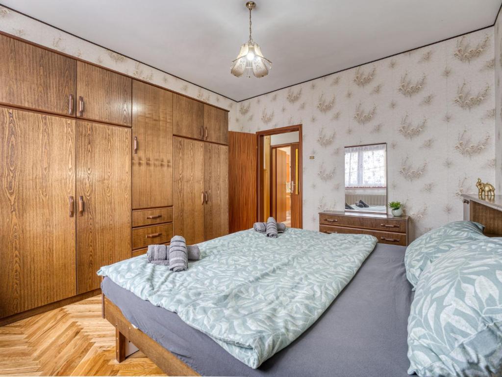Postel nebo postele na pokoji v ubytování Apartment Maklen-2 by Interhome