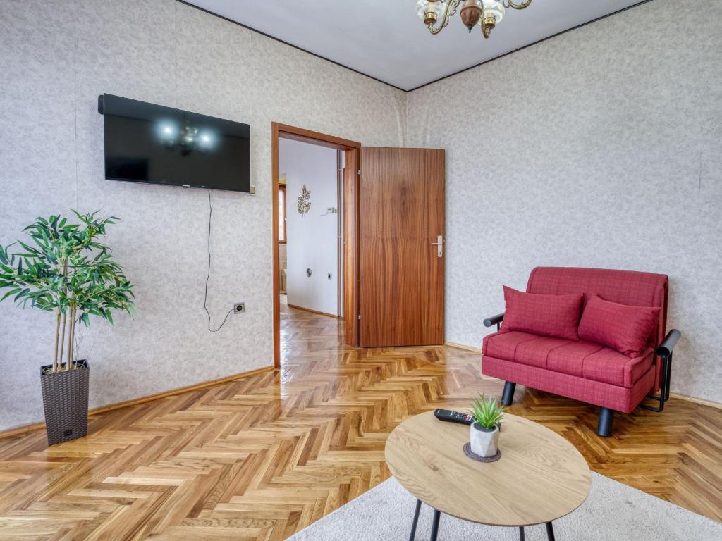 TV a/nebo společenská místnost v ubytování Apartment Maklen-2 by Interhome