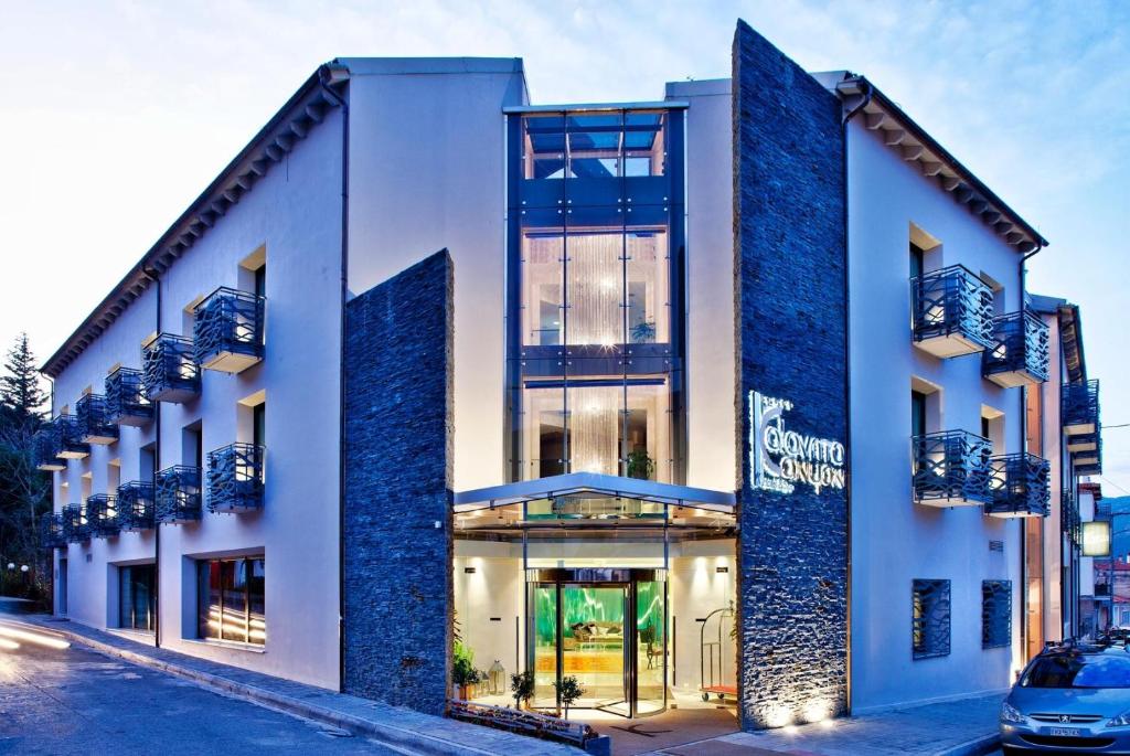 un revestimiento de un edificio con paredes azules en Kalavrita Canyon Hotel & Spa, en Kalavrita