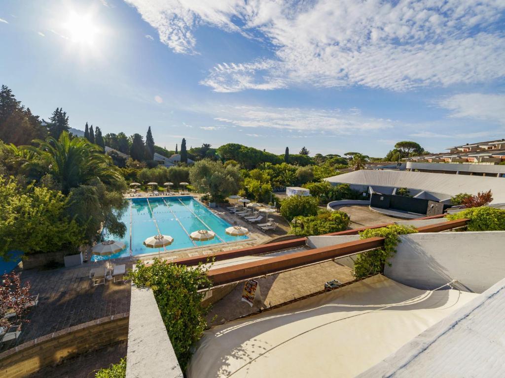 an overhead view of a swimming pool in a resort at Holiday Home Twoo-room Comfort by Interhome in Castiglione della Pescaia