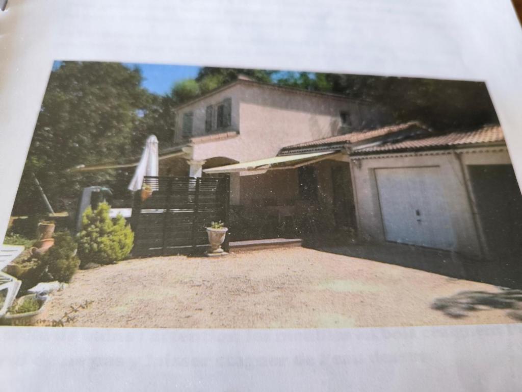 una foto di una casa con una tavola da surf in un cortile di Chambres dans villa avec vue magnifique a Livron-sur-Drôme