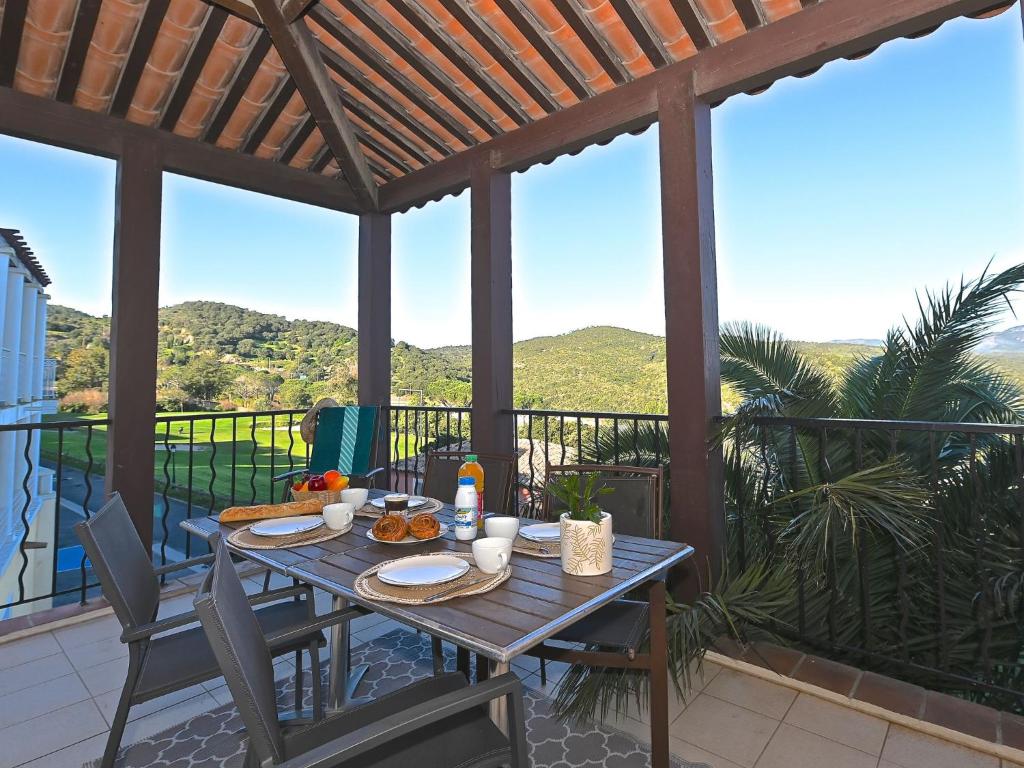 une table sur un balcon avec vue sur les montagnes dans l'établissement Studio Village Cap Estérel - Le Village-83 by Interhome, à Agay