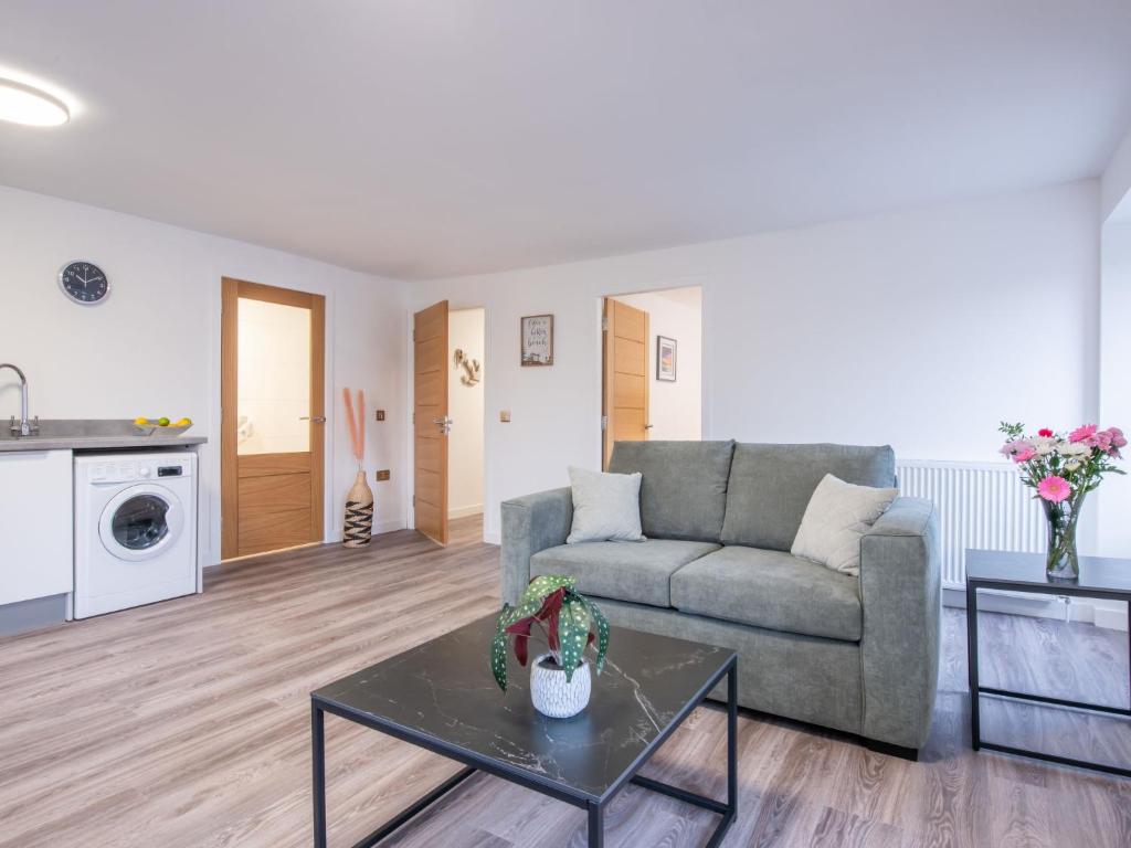 una sala de estar con un sofá y una mesa en Apartment Harbour Nights 7D by Interhome, en Lossiemouth