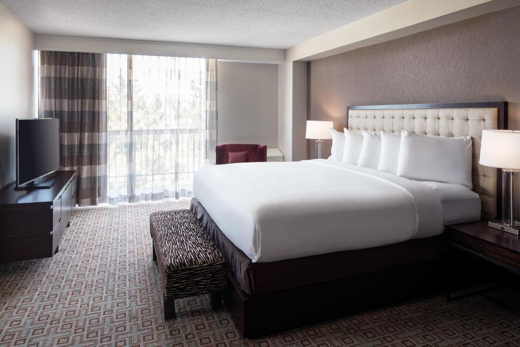 Postel nebo postele na pokoji v ubytování DoubleTree by Hilton Denver Tech