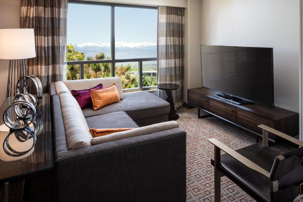 TV a/nebo společenská místnost v ubytování DoubleTree by Hilton Denver Tech