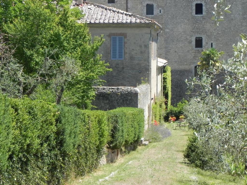 Ogród w obiekcie Castello di Grotti