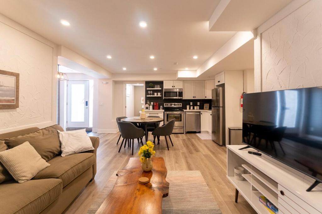 Η κουζίνα ή μικρή κουζίνα στο Luxurious and Spacious Apartment with 2 bedrooms and 2 Baths