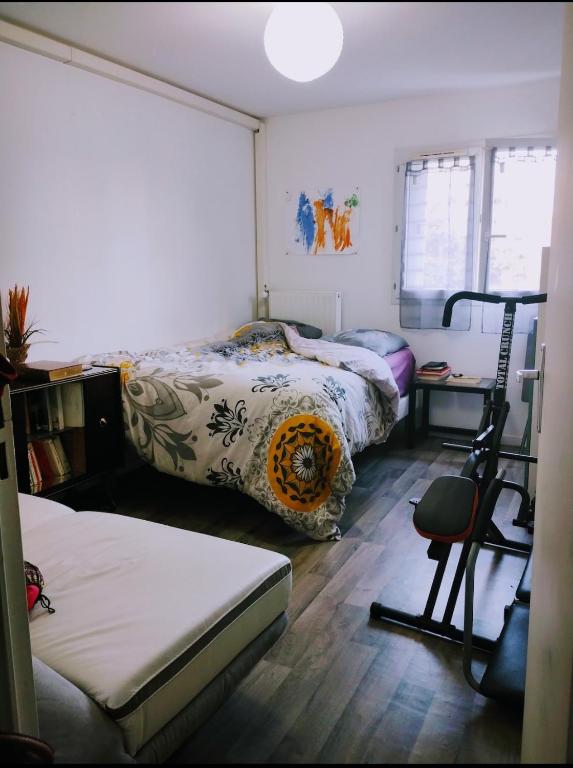 une chambre avec deux lits, un bureau et une chaise dans l'établissement Chambre indépendante, à Vaux-le-Pénil