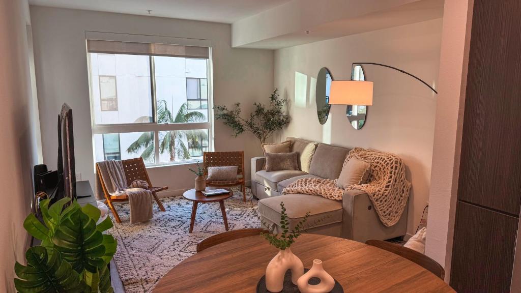 salon z kanapą i stołem w obiekcie Luxury 1BDR centrally located in Hollywood w Los Angeles
