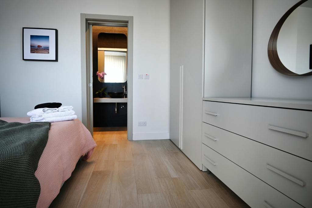 Voodi või voodid majutusasutuse Cliff Edge Apartment in Xaghra toas