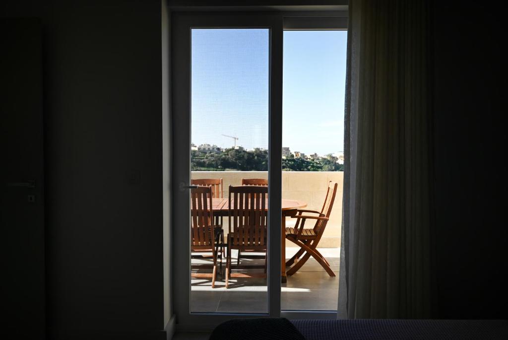 Rõdu või terrass majutusasutuses Cliff Edge Apartment in Xaghra