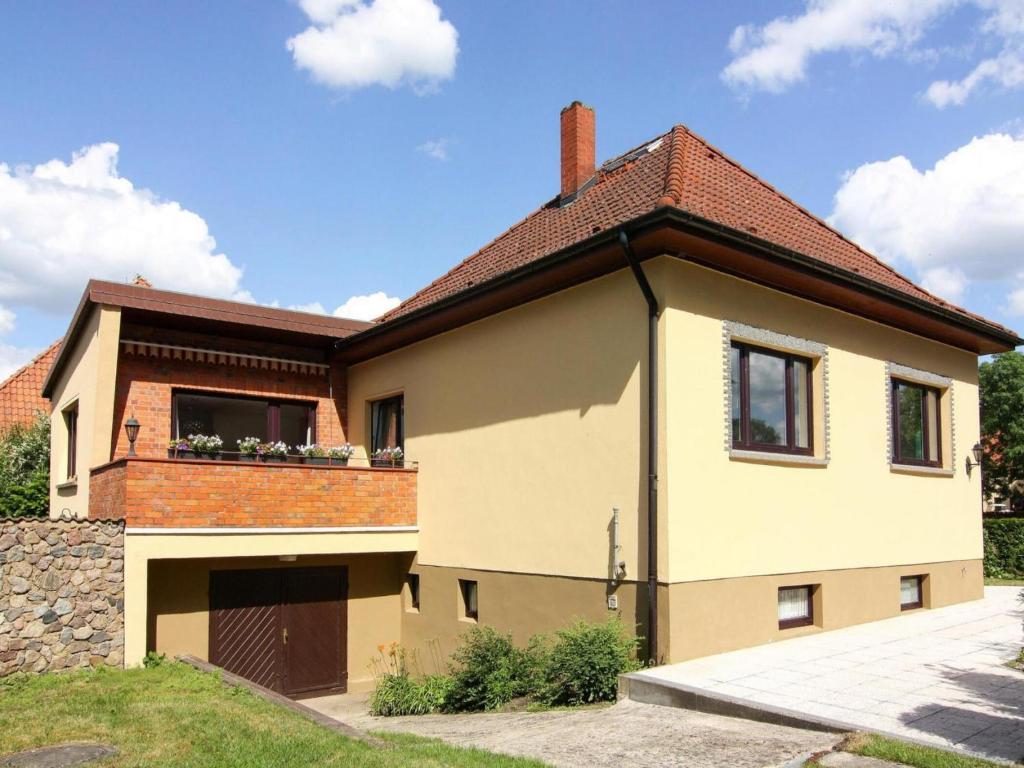 a detached house with a roof at Ferienhaus Yvonne in Wendorf im Bernstein Resort in Wendorf