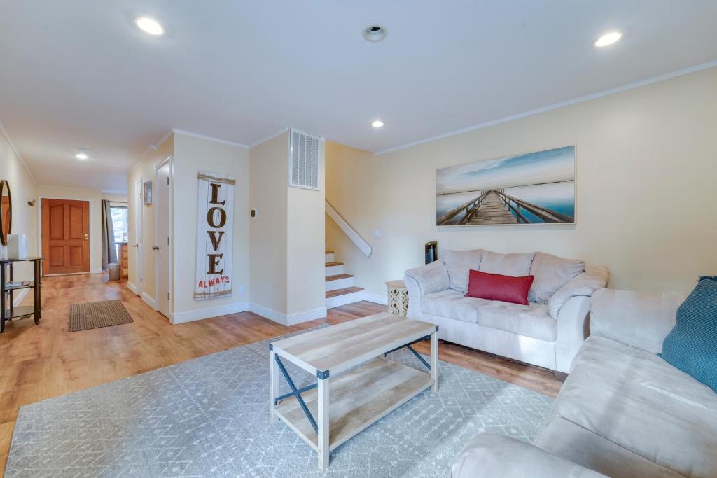 Χώρος καθιστικού στο Less Than 3 Mi to Lake Tahoe Incline Village Condo!