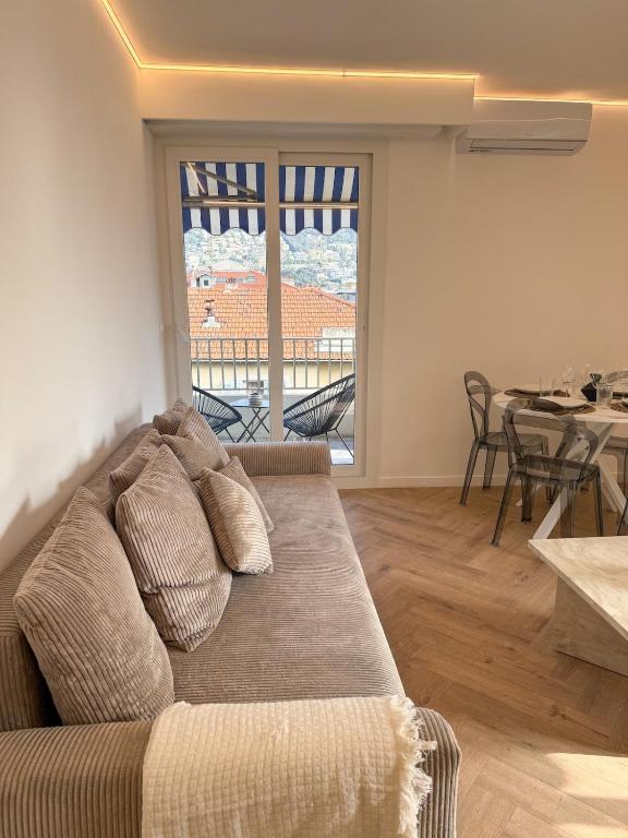 un salon avec un canapé et une grande fenêtre dans l'établissement appartement port de Nice 4pers emplacement idéal, à Nice