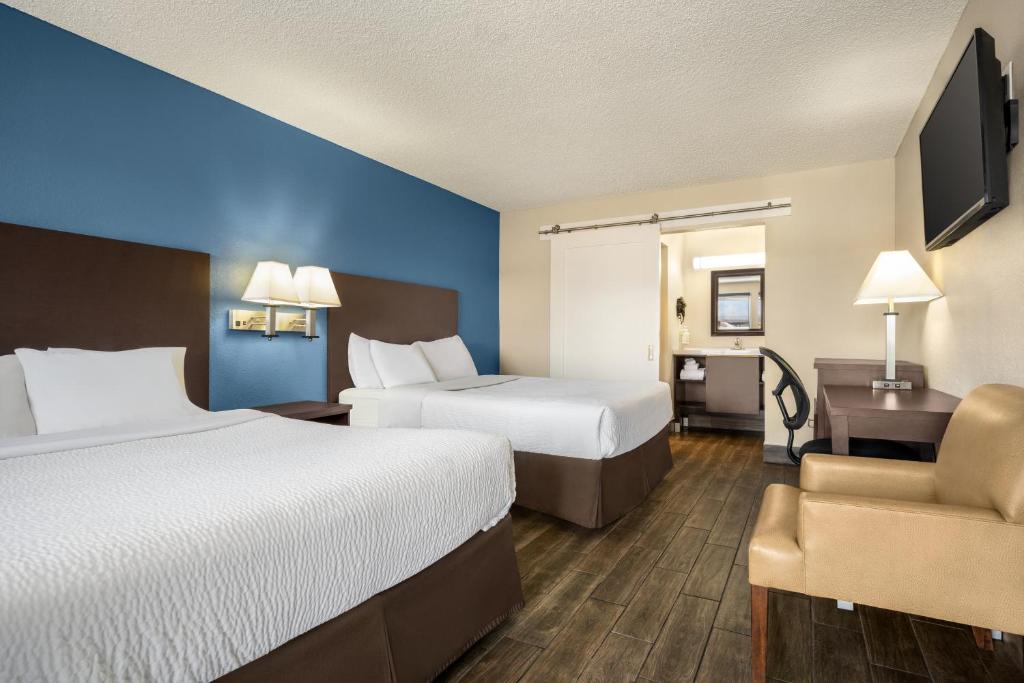 Baymont by Wyndham Kingman - Deluxe Queen Room With Two Queen Beds Smoke-Free