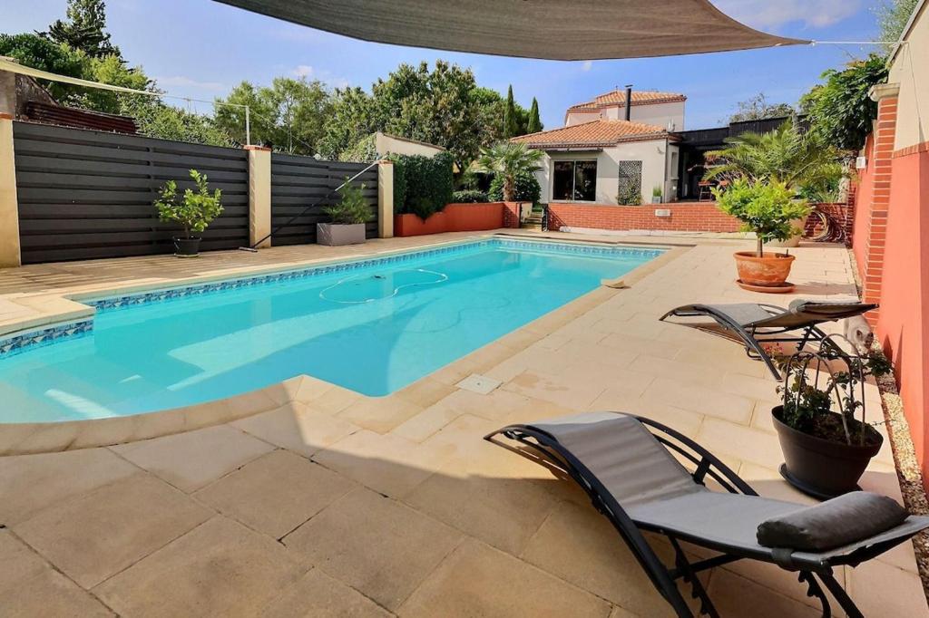 Bazén v ubytování Maison 4 chambres piscine et jacuzzi nebo v jeho okolí