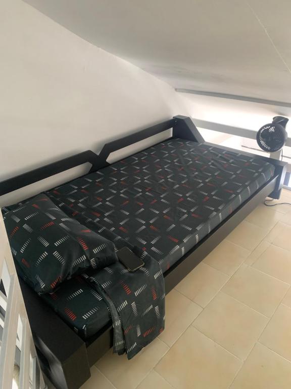 uma cama num quarto com dois sacos em Duplex playa y mar em Cartagena de Indias