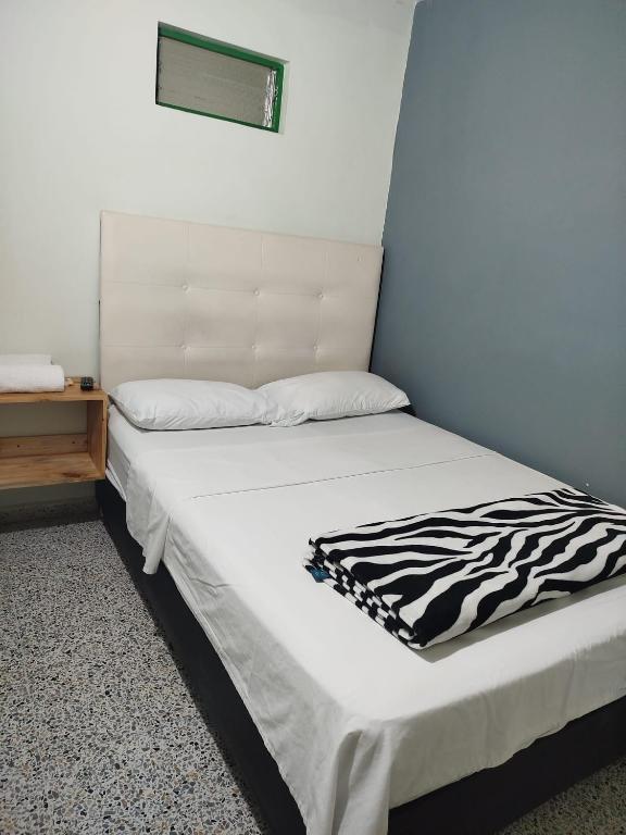 Postel nebo postele na pokoji v ubytování Hotel Casa Verde Guatapé