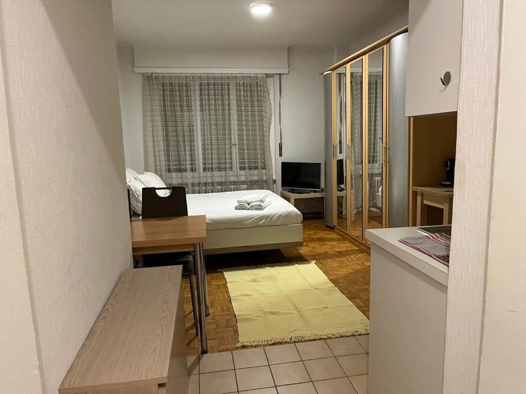 300m from the train station - Resim 1