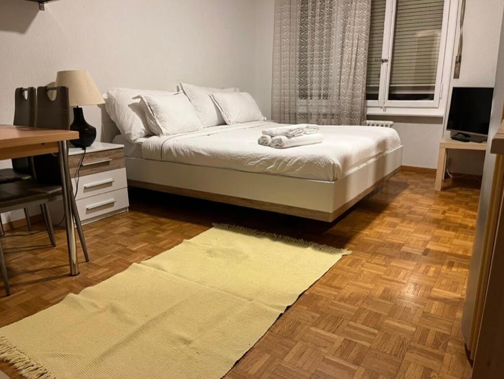 300m from the train station - Resim 2