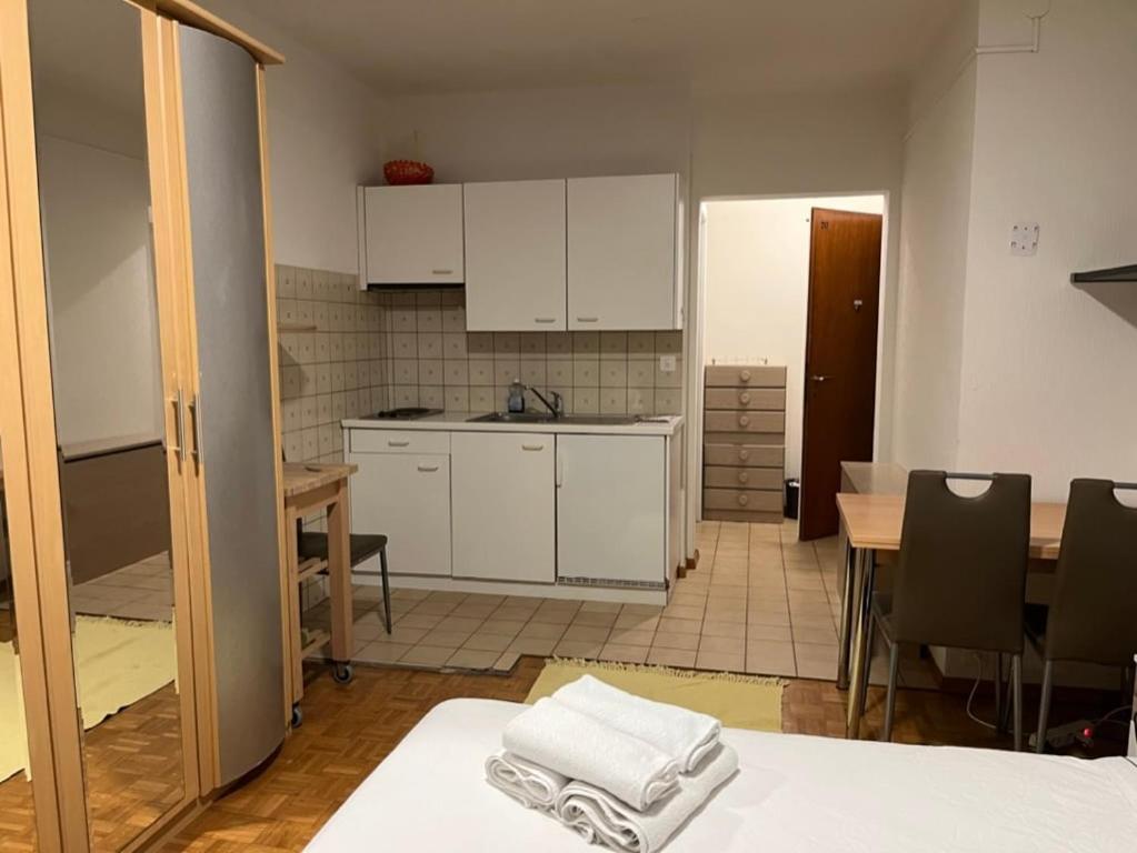 300m from the train station - Resim 4