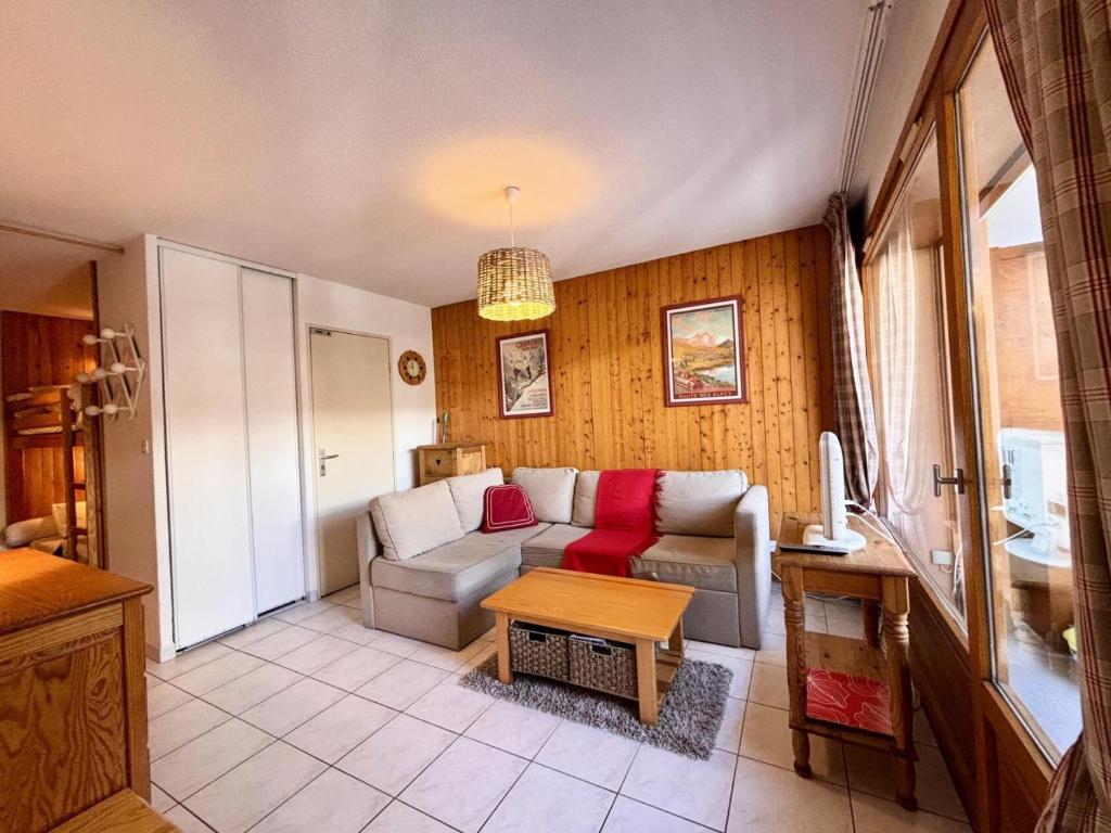 un salon avec un canapé et une table dans l'établissement Résidence Le Bois Du Fau - APPARTEMENT T2 BOIS DU FAU PRES DES PISTES MAE-1031, à Vars