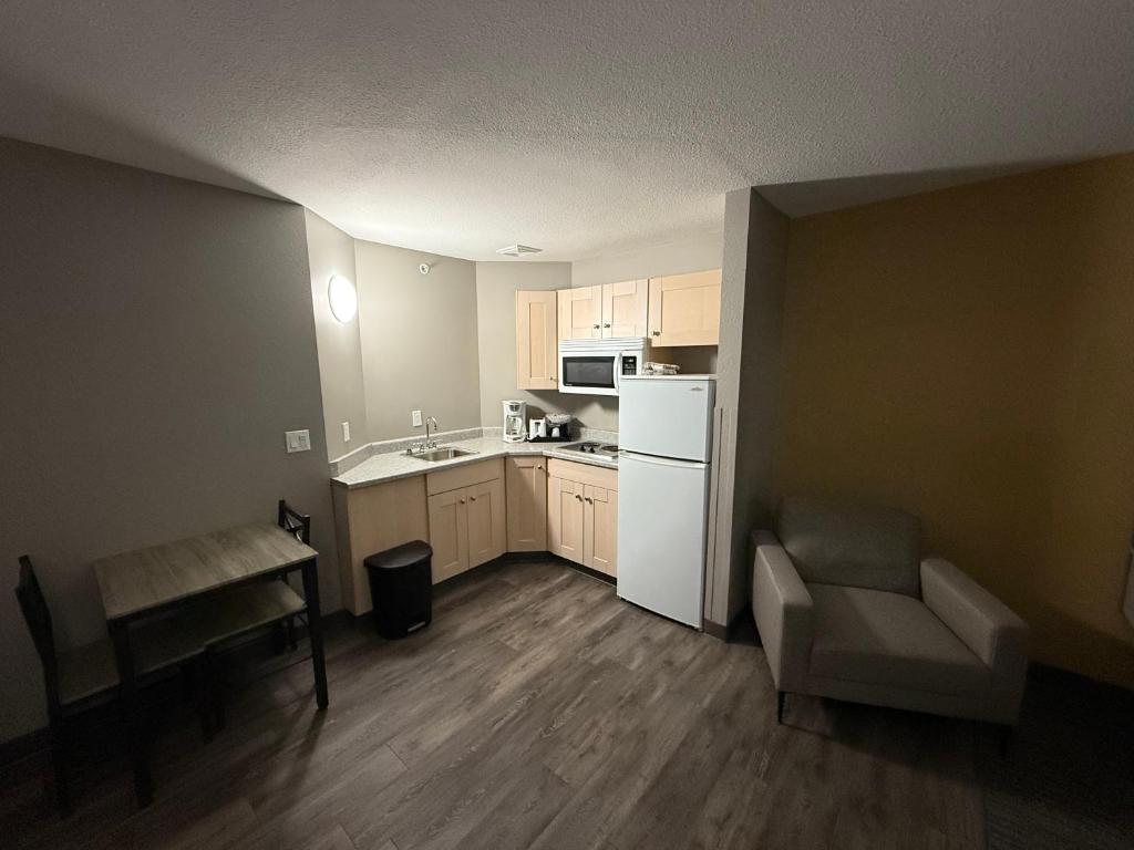 Kuchyň nebo kuchyňský kout v ubytování Days Inn by Wyndham Stony Plain