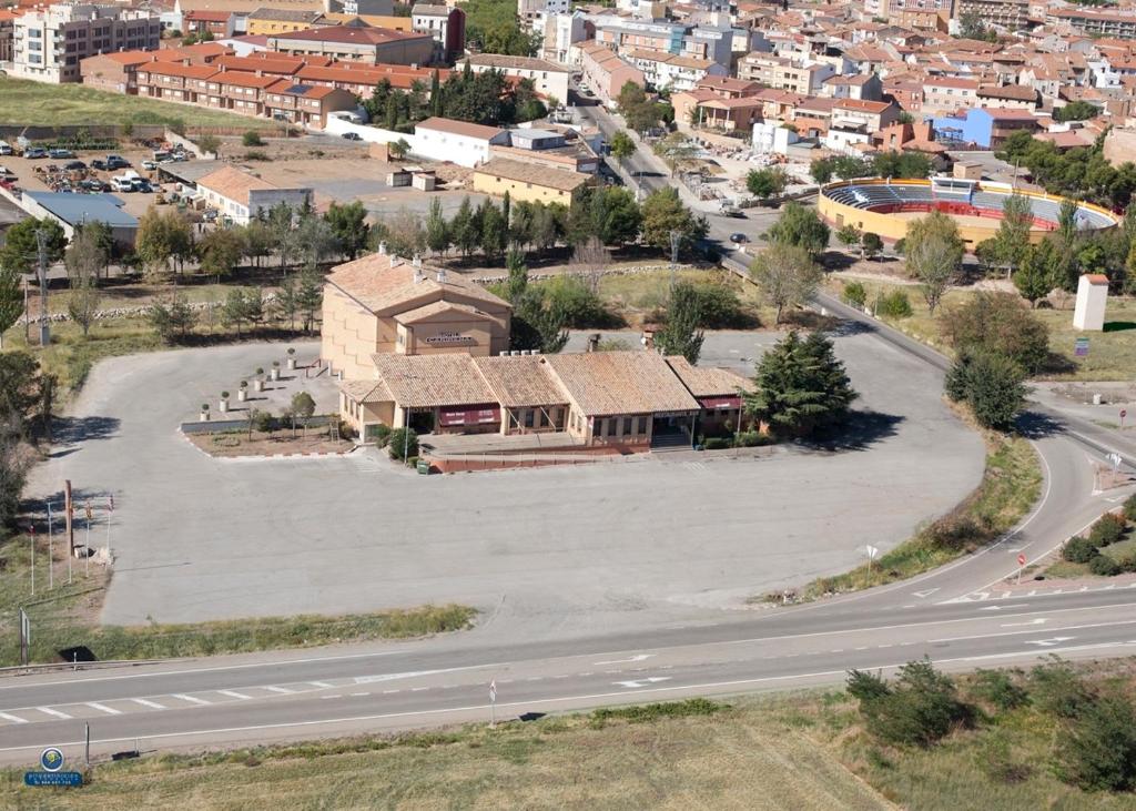 une vue aérienne sur un grand parking à côté d'une route dans l'établissement Hotel Cariñena, à Cariñena