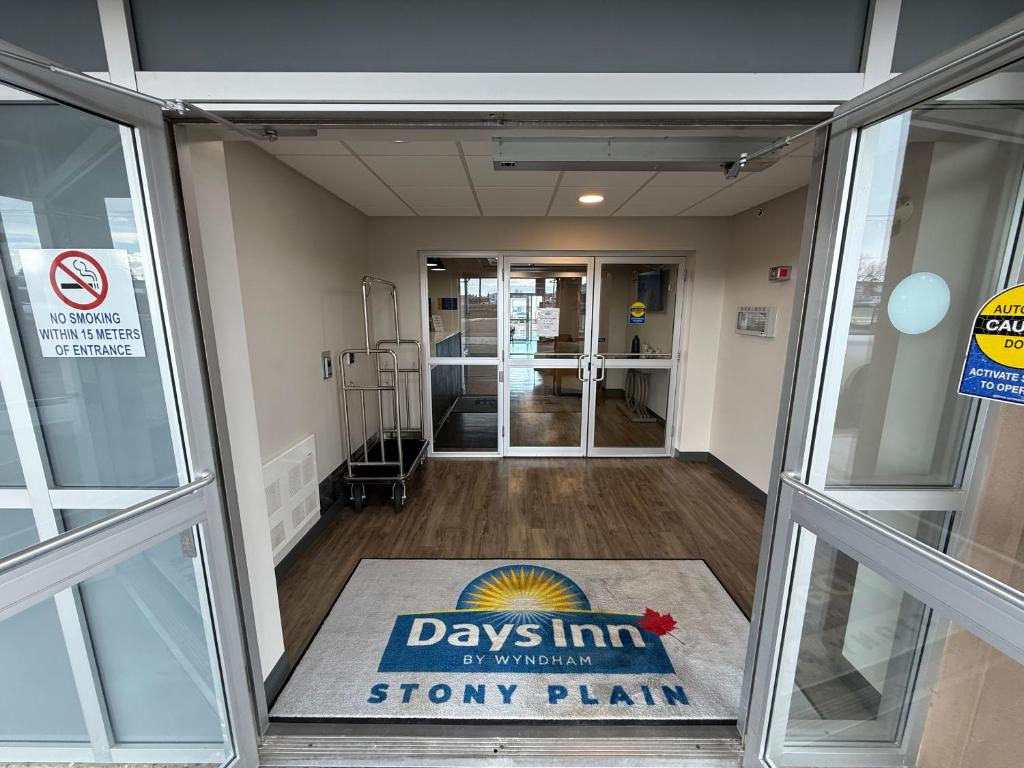 Certifikát, hodnocení, plakát nebo jiný dokument vystavený v ubytování Days Inn by Wyndham Stony Plain