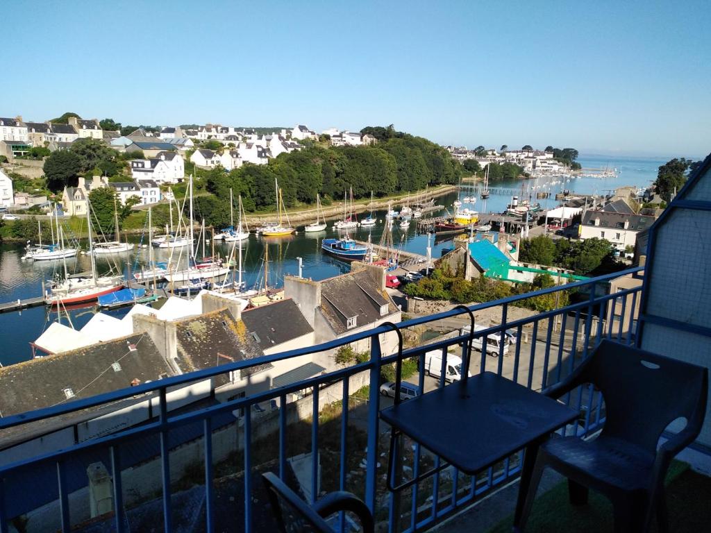 un balcon avec vue sur une marina dans l'établissement Douarnenez Centre avec vue mer, à Douarnenez