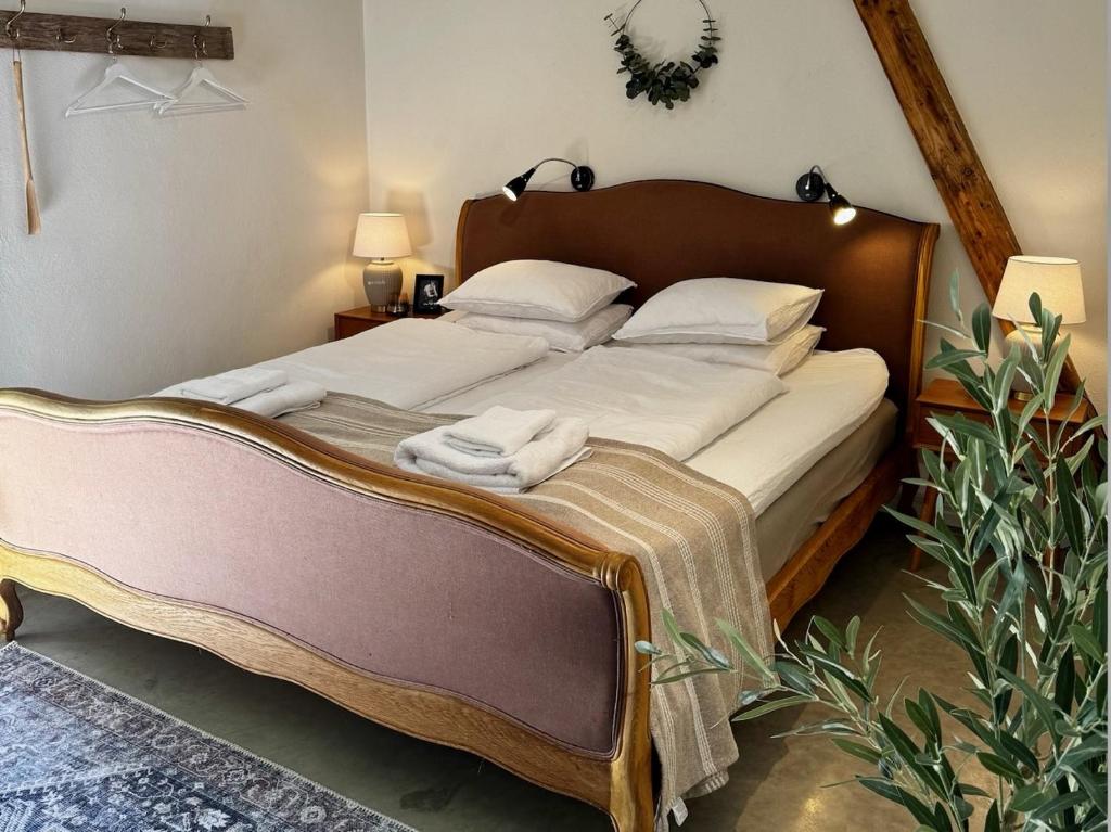 Postel nebo postele na pokoji v ubytování Wisteria Österlen