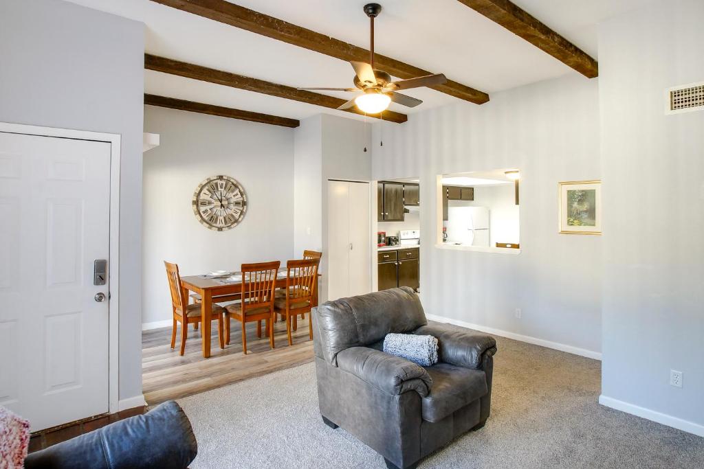 Η κουζίνα ή μικρή κουζίνα στο 4 Mi to Mill Ave Family Retreat with Patio in Tempe