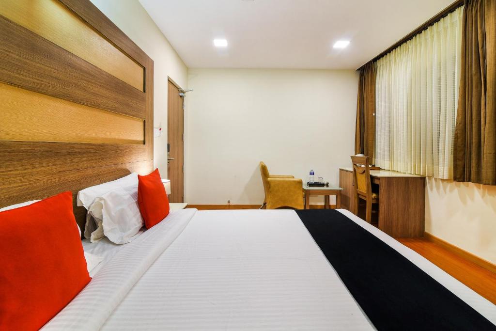 Postel nebo postele na pokoji v ubytování Capital O Grand Plaza