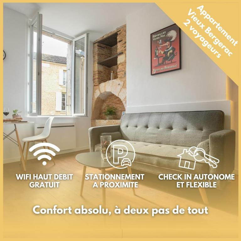 - un lit à baldaquin dans le salon avec un canapé et une table dans l'établissement Escapade de Charme T2 Centre Historique Bergerac, à Bergerac