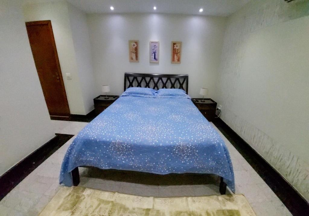 ein Schlafzimmer mit einem blauen Bett mit blauer Decke in der Unterkunft Casa Ponta da Fruta - Piscina, Praia e Conforto in Vila Velha