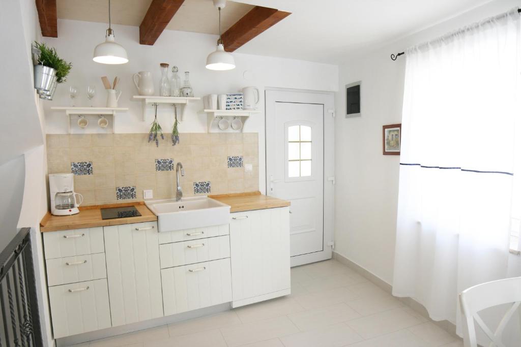 Kuchyň nebo kuchyňský kout v ubytování Apartments Stefani