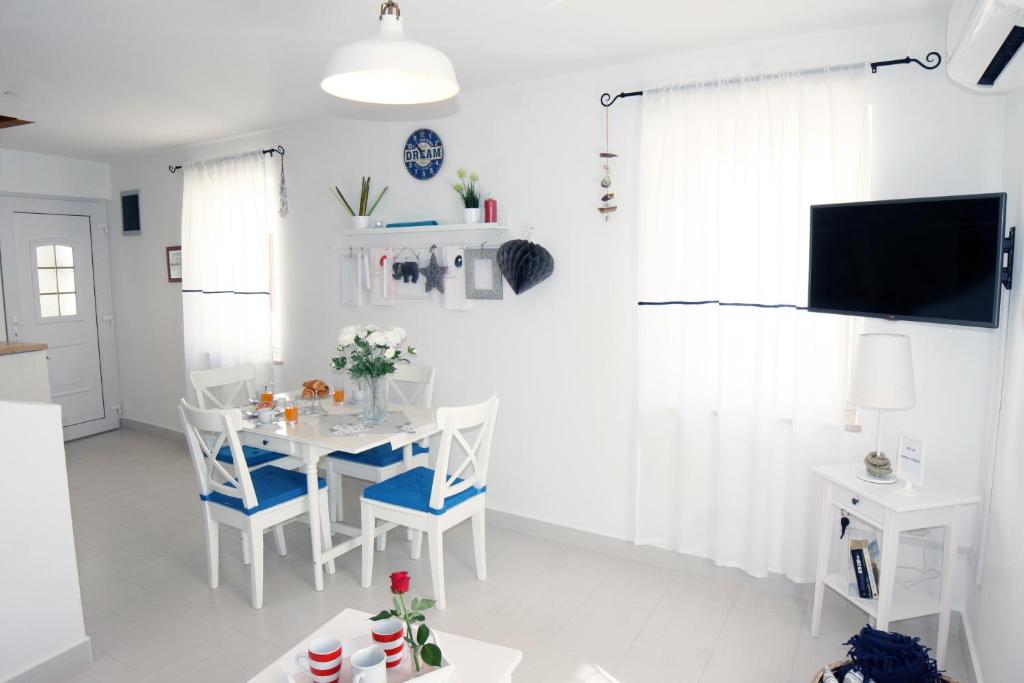 TV a/nebo společenská místnost v ubytování Apartments Stefani