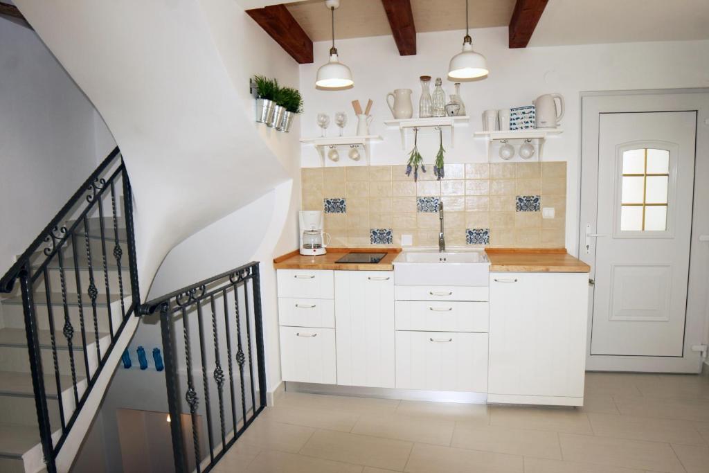 Kuchyň nebo kuchyňský kout v ubytování Apartments Stefani