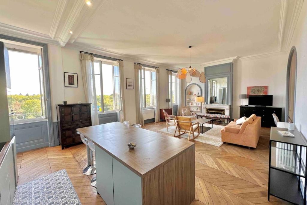 un salon avec un canapé et une table dans l'établissement Appartement de 160m2 proche centre Lyon, à Caluire-et-Cuire